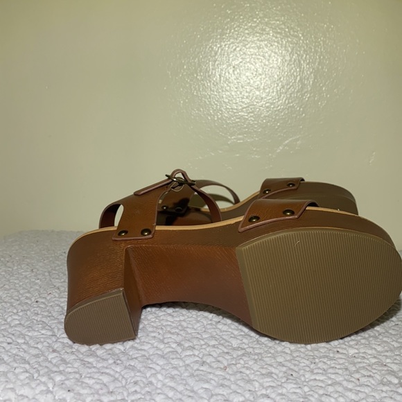 SOLD Coconuts heels - Picture 5 of 5